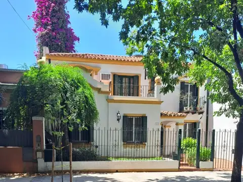 CHALET COLONIAL 5 AMB - HERMOSO - JARDIN COCHERA y PATIO - PLAY ROOM y ESCRITORIOS