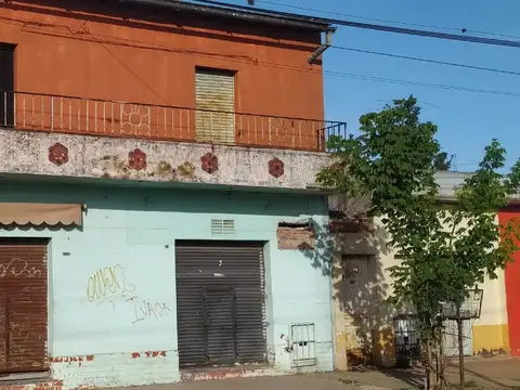 Casa en planta alta más dos locales en Merlo
