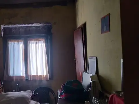 Casa en planta alta más dos locales en Merlo