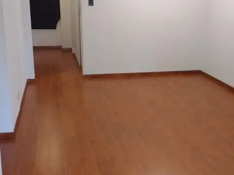 CENTRO  Dpto. de 2 Amb. DUEÑO DIRECTO.  B. Mitre al 1.700 .