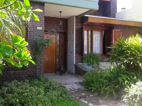 VENTA - CHALET DE 6 AMBIENTES - ISIDRO CASANOVA
