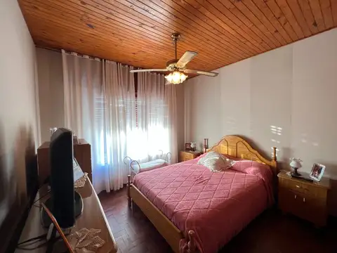 Casa 9 ambientes con 2 baños