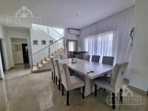 Casa en Venta con 3 cocheras