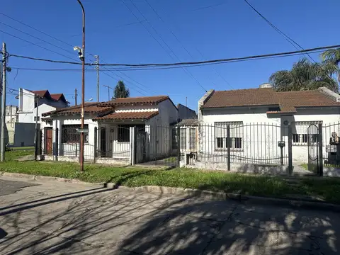 2 CASAS DE 3 AMB. C/UNA CON PATIO ESQUINA Y ANTIESQUINA