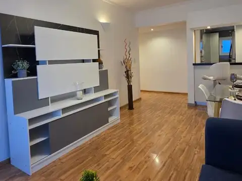 Departamento 3 ambientes con balcón y cochera reciclado amoblado.