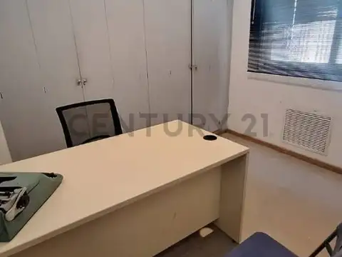 Oficina 8 ambientes con 2 baños