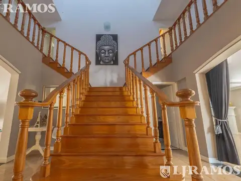 Casa en Venta con 3 cocheras