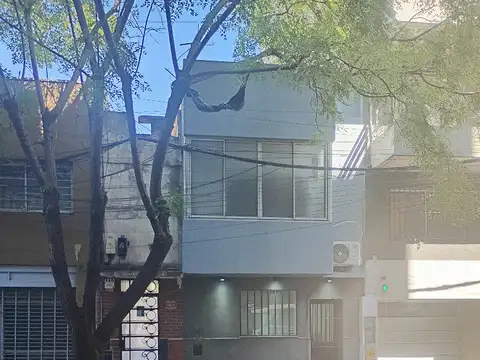 CASA CÉNTRICA CON LOCAL Al FRENTE. EXCELENTE UBICACIÓN  DOBLE INGRESO