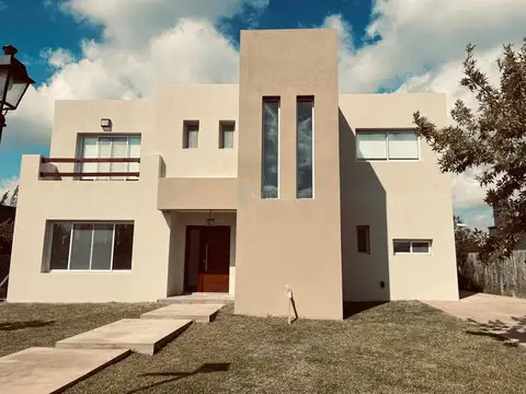 Alquiler anual casa 4 ambientes Barrio San Gabriel, Villanueva, Tigre