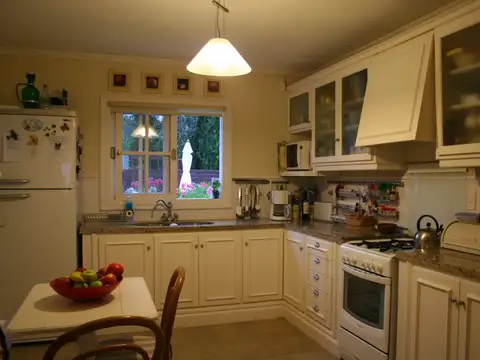 VENTA CASA 4 DORMITORIOS C/PISCINA MB UBICACION LA BARRA