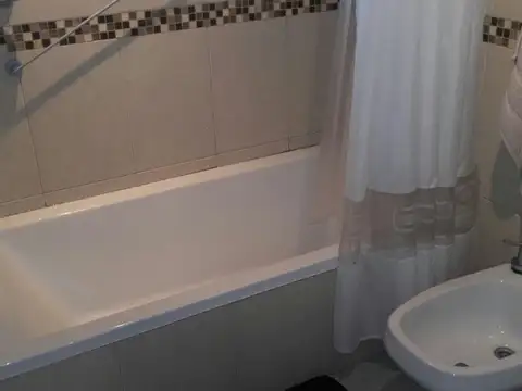 HERMOSA CASA EN BARRIO PRIVADO LOS ROSALES, TOMA DEPTOS. EN CAPITAL 