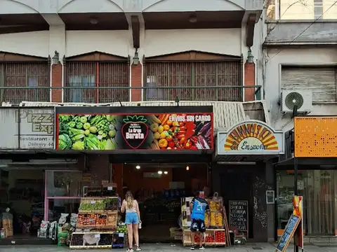 LOCAL EN EXCELENTE UBICACION MORON CENTRO  DE 73 M2.