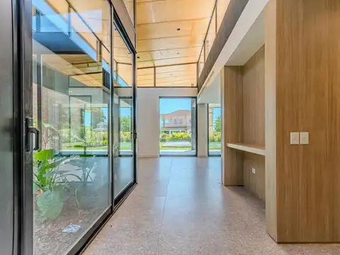 Casa en Venta con 6 cocheras