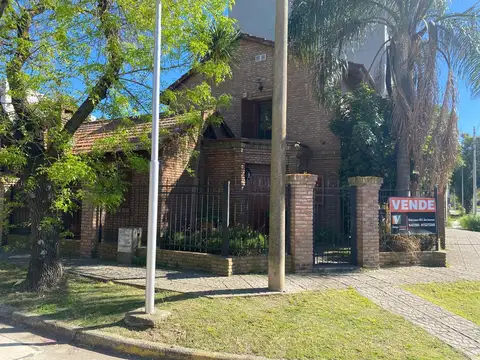 Casa 6 ambientes con 2 baños