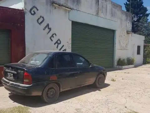 Amplio Local sobre colectora, con departamento, Km. 56, Cañuelas