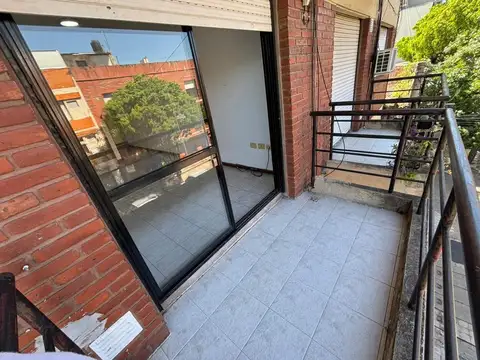  RESERVADO  - Departamento con balcón