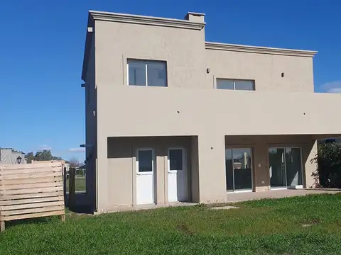 Casa en venta, tres dormitorios en Barrio Santa Lucia, Pilar del Este