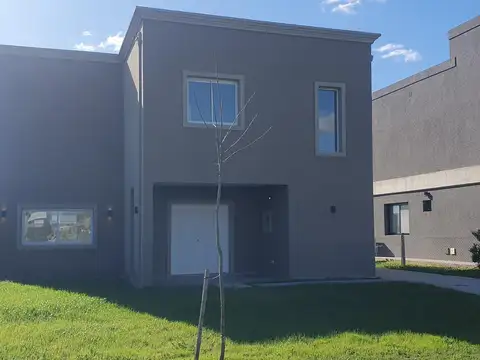 Venta casa en Barrio Santa Lucia Pilar del Este