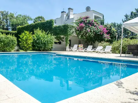 Campo con casas, pileta, cancha de tenis y boxes en Open Door