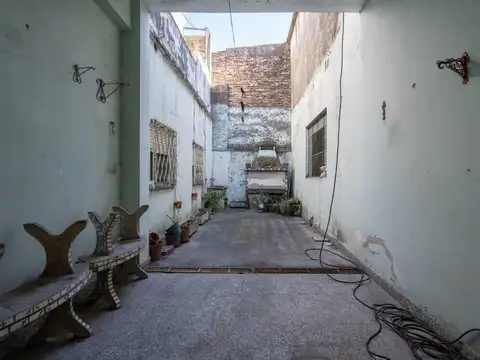 Venta exclusiva tres casas con local y galpon a la venta en La Tablada