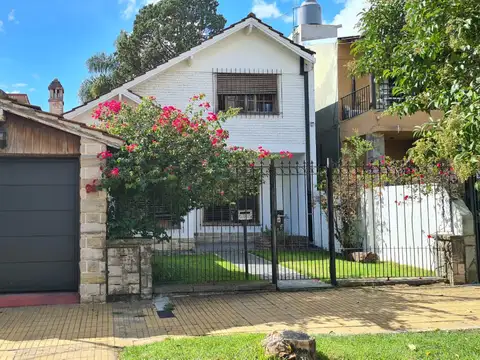 EN VENTA EN EL PALOMAR CHALET; 4 AMBIENTES 2 BAÑOS GARAGE, AMPLIO CON FONDO CON PILETA - FICHA 8623