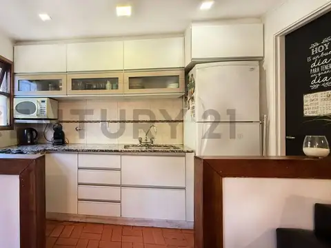 Juan José Valle 100, Piso 0