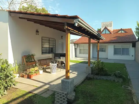 Casa en Venta con 3 cocheras