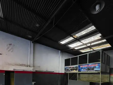 GRAN GALPON 10 MTS. FRENTE X 33 MTS. FONDO - MUY BUENA UBICACION - TECHO ALTO