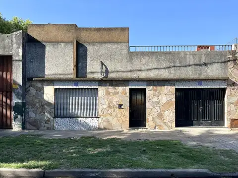 VENTA | PERMUTA - Casa 3 dormitorios con cochera.  Bella Vista, Rosario.