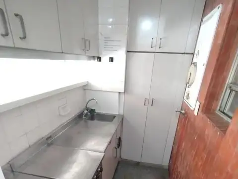 Oficina al frente. Vidriada. Entrepiso. Zona Aduana.