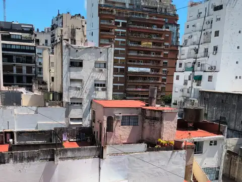 ALQ. 2 AMB. MUY LUMINOSO AL FRENTE CON BALCÓN