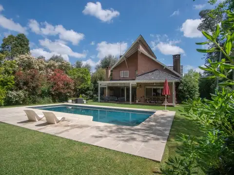 Casa 4 ambientes , pileta y gran parque