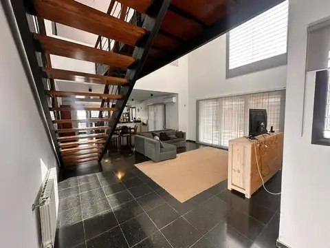 Casa 8 ambientes con 5 baños