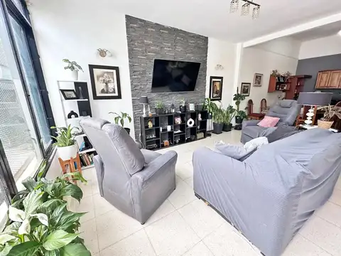 CASA 4 AMBIENTES CON QUINCHO Y PISCINA PROXIMO AL CENTRO