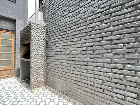 Casa de pasillo de dos dormitorios con patio y parrillero. 60 m2. Rosario, Centro