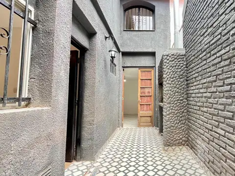 Casa de pasillo de dos dormitorios con patio y parrillero. 60 m2. Rosario, Centro