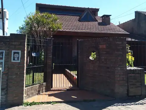 Importante Chalet en Venta con 3 Dormitorios + Escritorio sobre Lote de 10m x 50m