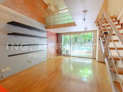 Departamento en dúplex al frente - 2 Ambientes + Escritorio - Bcón c/ parrilla - Excelente!