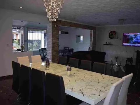 Venta local en Monte Casto de 260 m + 2 dtos.