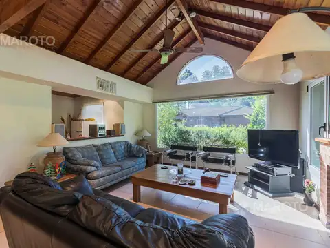 Casa en Venta con 3 cocheras