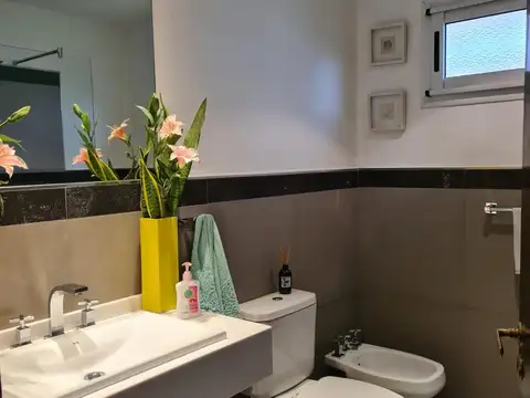 Casa 6 ambientes con 2 baños