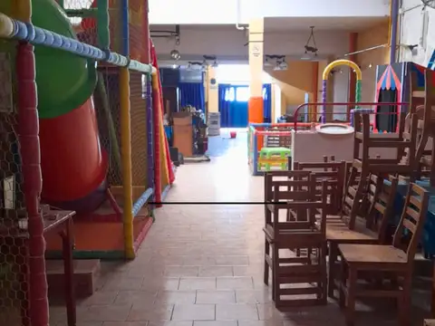 GALPÓN CON PATIO INTERNO, EN VENTA