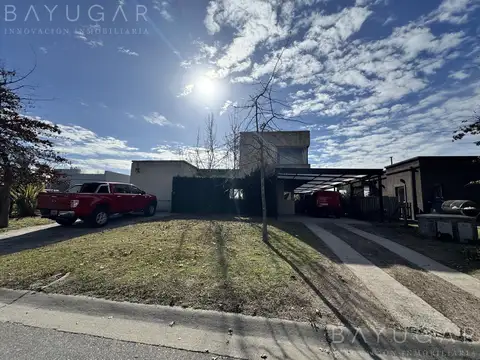 Venta - Casa en Barrio Privado Santa Guadalupe / Pilar del Este