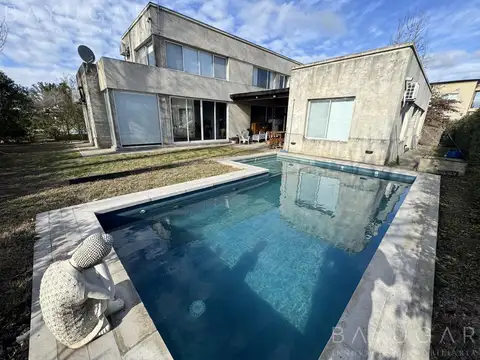 Venta - Casa en Barrio Privado Santa Guadalupe / Pilar del Este