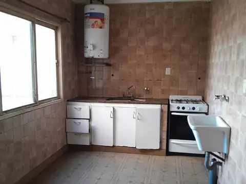 Departamento 3 amb. contra frente 2* piso x escalera