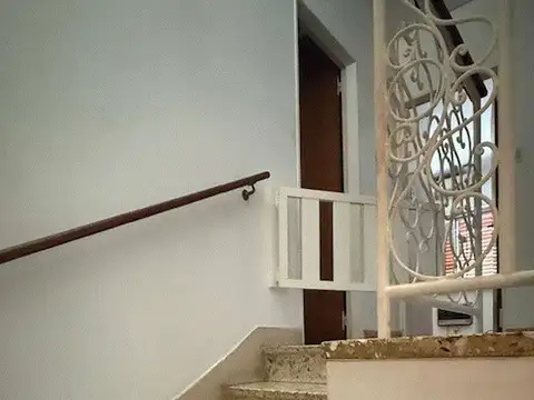 EXCELENTE CASA DE CUATRO AMBIENTES CON JARDIN , JARDIN DE INVIERNO , COCHERA PARA DOS AUTOS.