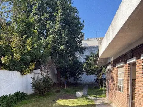 EXCELENTE CASA DE CUATRO AMBIENTES CON JARDIN , JARDIN DE INVIERNO , COCHERA PARA DOS AUTOS.