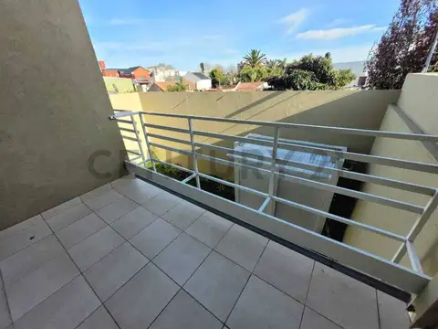 1 de Mayo 200, Piso 1