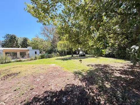 Terreno con piscina sobre lote central en CC Mapuche