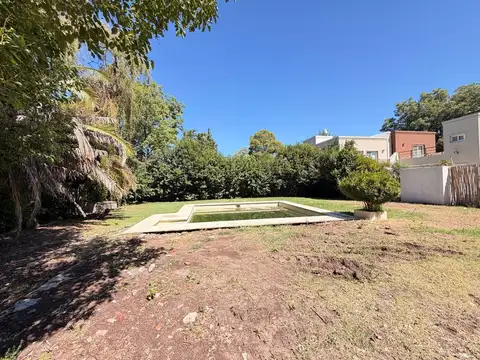 Terreno con piscina sobre lote central en CC Mapuche